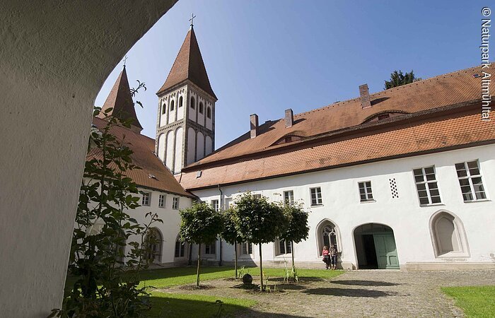 Klosterinnenhof Innenhof der Klosteranlage Heidenheim mit Blick auf die Türme des Münsters