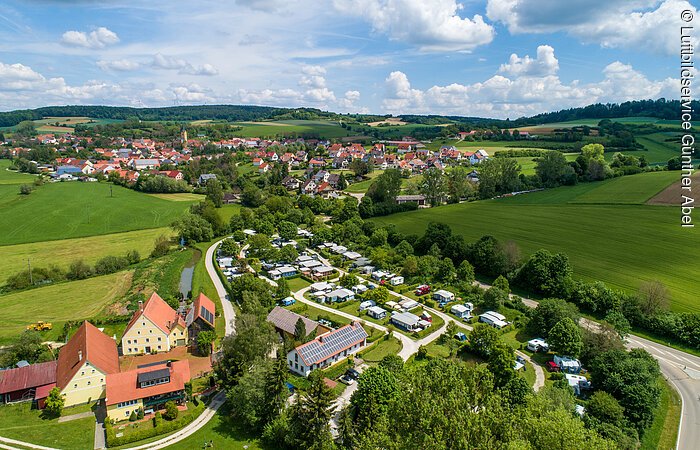 Campingplatz mit Hechlingen am See Flugbild mit Sicht von Norden auf den Campingplatz Hasenmühle und den Ort Hechlingen am See