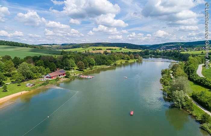 Hahnenkammsee mit Strandanlage Hahnenkammsee von Süden nach Norden mit Strandanlage links, Seeterasse und Badestrand