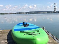 Grün-blaues Board liegt am Steg