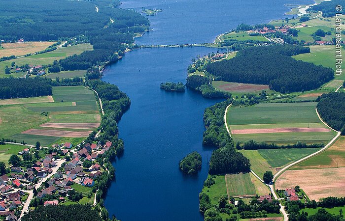Luftaufnahme vom barrierefreien und zugänglichen Urlaubsparadies Rothsee mit tiefblauem Wasser Panoramablick auf die nord- östliche Seite des Rothsees mit den Wäldern, Wiesen und Dörfern.