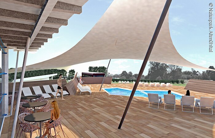 Der Außenbereich hat ein dreieckigen Stoffsegel, um Schatten zu spenden. Vier Liegen sind am linken Rand aufgestellt und zwei Badegäste machen es sich darauf bequem. Darunter ist das Außenbecken zu sehen.