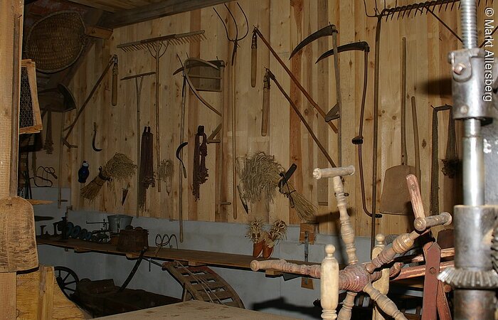 Museum "Glump und Krempel" Im alten Kuhstall hängen verschiedene Werkzeuge von früher.