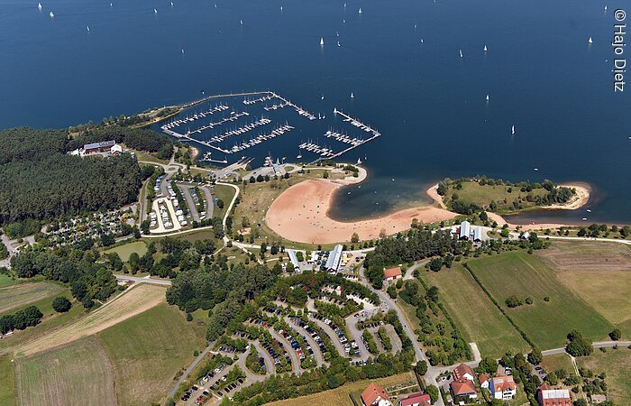 Segelhafen Ramsberg am See Luftbild vom Seezentrum Ramsberg. Grüne Felder und Wiesen, es folgt ein Snadstrand direkt am Ufer des Brombachsee. Im See ein Segelhafen.
