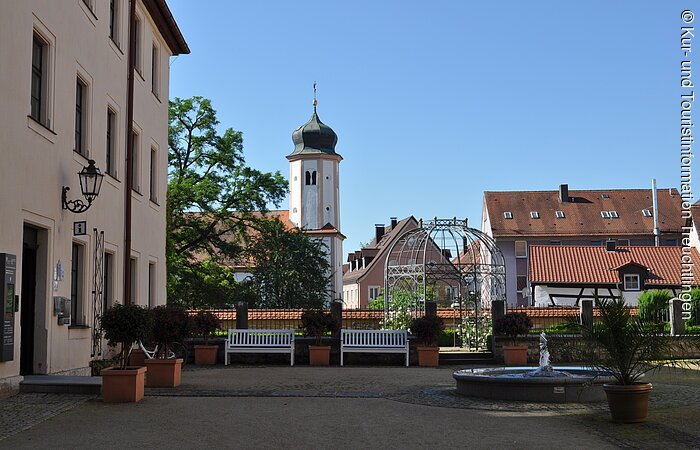 Der Schlosshof mit Springbrunnen