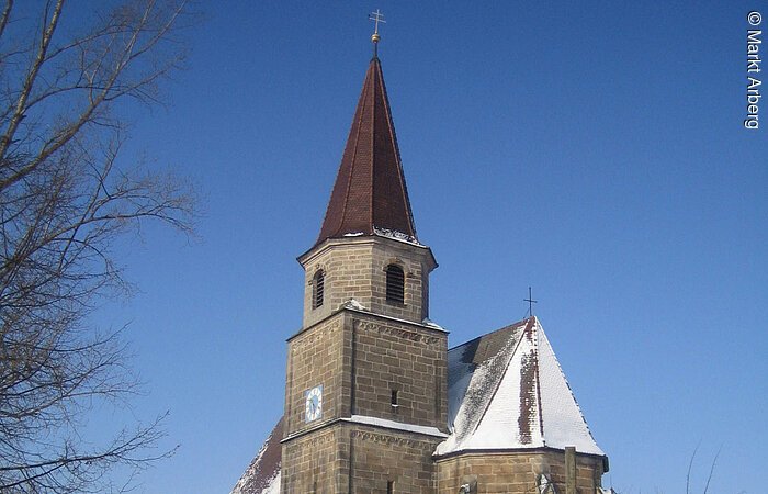 Ansicht auf die verschneite Kirche in Arberg.