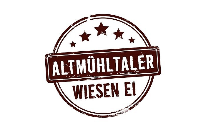 Logo Altmühltaler Wiesen Ei. Mittig Altmühltaler auf dunkelrotem Grund. Drunter in roter Schrift die Worte Wiesen Ei. Beide Wörter stehen in einem Kreis.