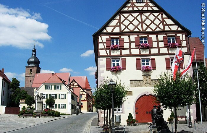 Ansicht auf das Rathaus Merkendorf und Teile des Marktplatzes.