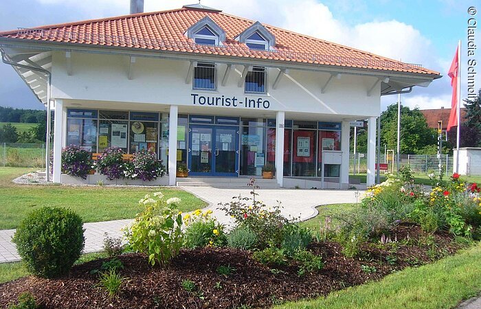 Tourist-Info Pfofeld Außenansicht der Tourist-Info mit schön angelegten Beeten davor.