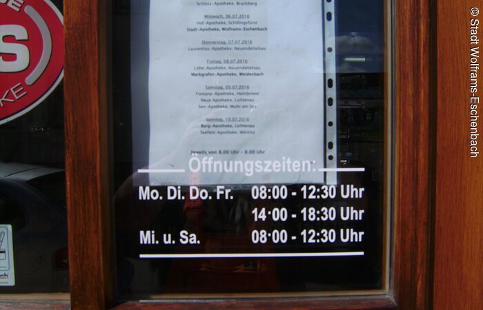 Stadt-Apotheke Öffnungszeiten stehen außen an der Türe.