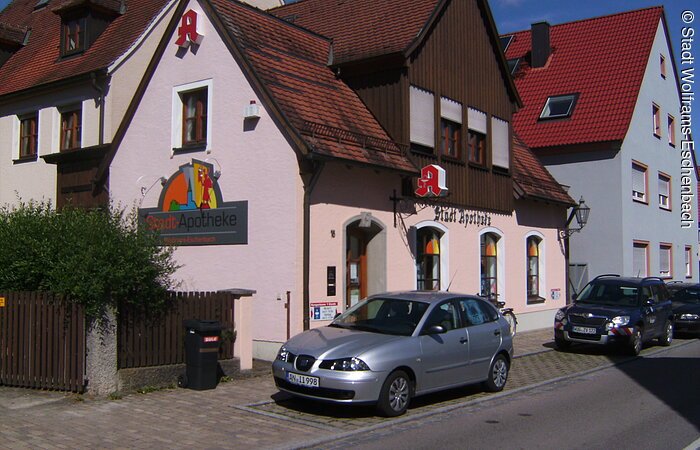 Stadt-Apotheke Die Apotheke befindet sich außerhalb der Innenstadt und händigt die notwendige Arznei den Patienten aus.