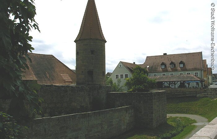 Die Stadtmauer mit Turm von Wolframs- Eschenbach.