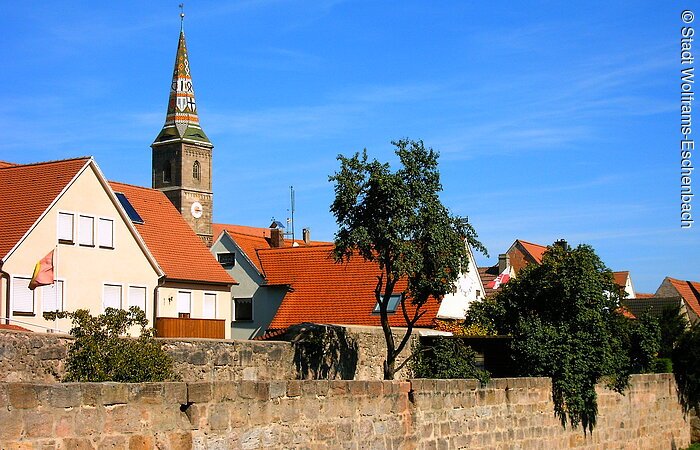 Beim Blick über die Stadtbefestigung Wolframs-Eschenbachs kann man den Kirchturm sehen.