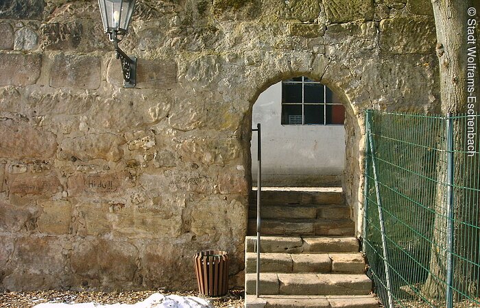 Für Fußgänger gibt es in der Wolframs- Eschenbacher Stadtmauer einen kleinen Durchgang.