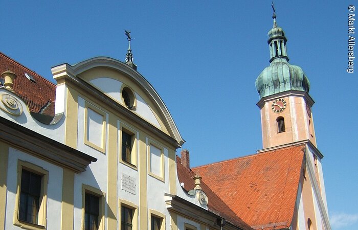 Altes Spital und die Maria Himmelfahrt Kirche im Hintergrund