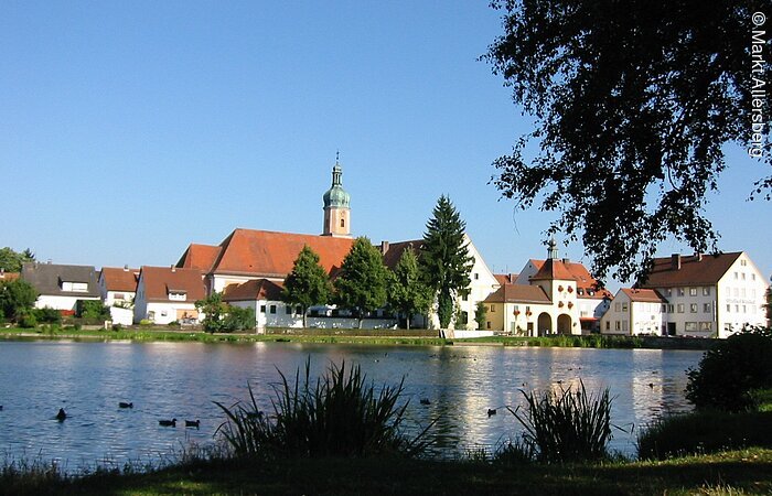 Strahlend blauer Himmel scheint über Allersberg.