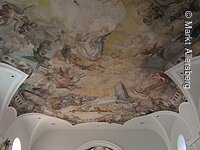 Deckenfresko, Altar mit Sitzbänken.