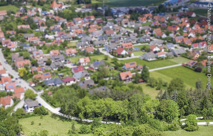 Naturschutzgebiet Buchleite bei Markt Berolzheim Von oben haben wir einen uneingeschränkten Blick auf das Naturschutzgebiet Buchleite und den Markt Berolzheim, der sich dahinter präsentiert.