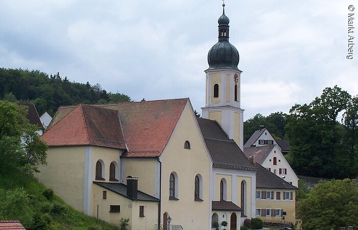 Rückansicht auf die St. Blasiuskirche in Arberg.