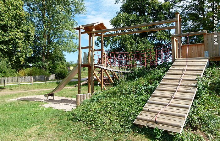 Holzturm am Spielplatz