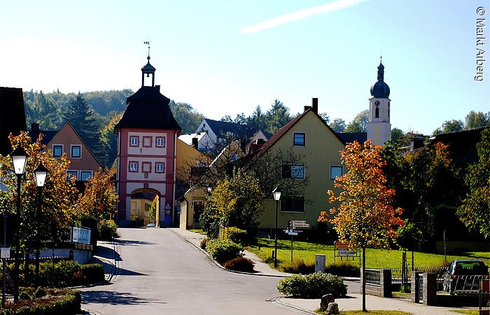 Eine ruhige Straße führt zum Arberger Torturm.