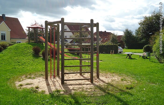 mit Klettergerät und Rutschturm