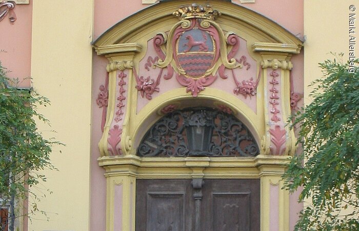 Prunkvolle Toren Die prunkvolle Eingangstür des Gilardihauses in Allersberg.