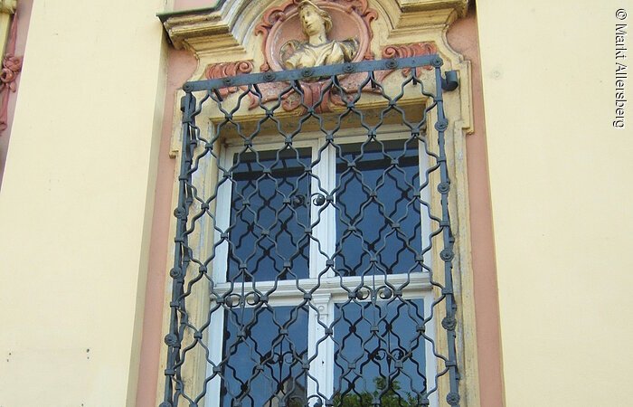 Vergitterte Fenster Ein Fenster mit Gitter davor des Gilardihauses in Allersberg.