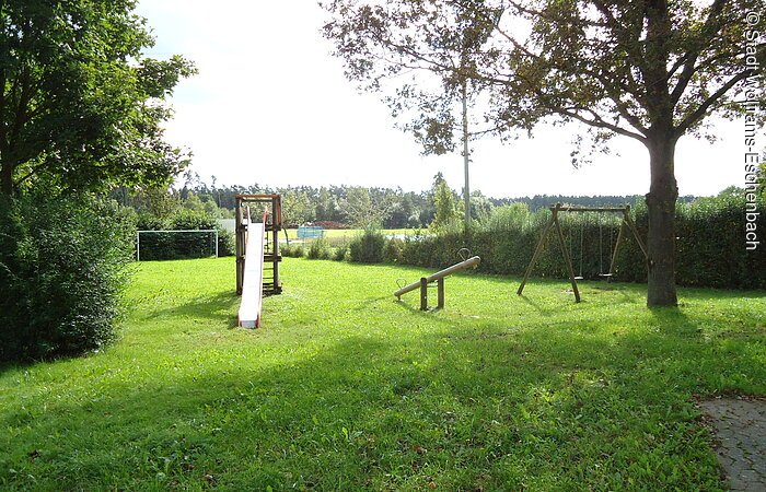 mit Schaukel und Wippe