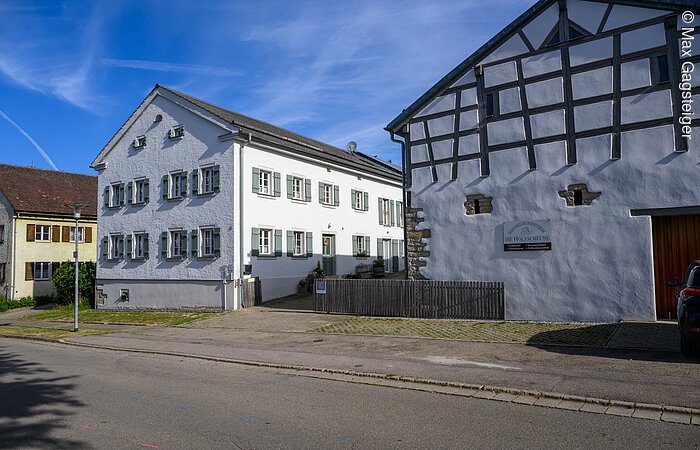 Jurahäuser in Dettenheim, an der Hauptstraße gelegen, die Häuser sind in weiß gehalten und die Scheune verfügt über ein Holzfachwerk
