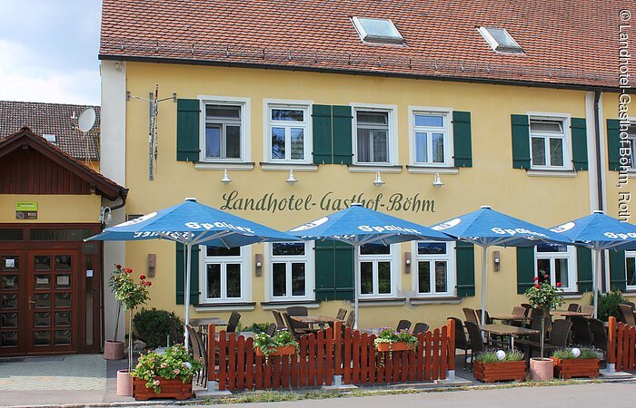 Landhotel Böhm Das Landhotel Böhm läd sowohl in den Gasthof als auch in den gemütlichen Biergarten zum Verweilen ein.