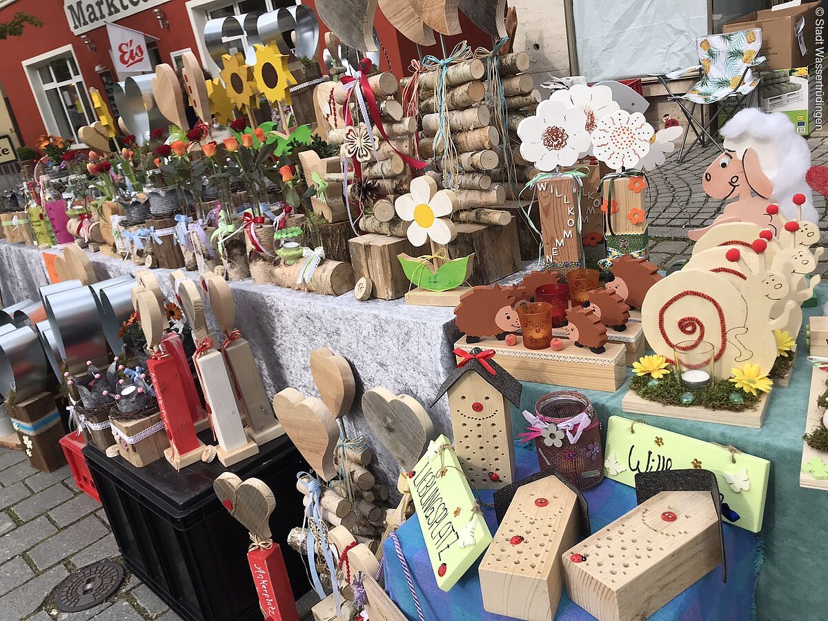 Stand auf dem Kunsthandwerkermarkt in Wassertrüdingen mit kreativen selbst hergestellten Produkten