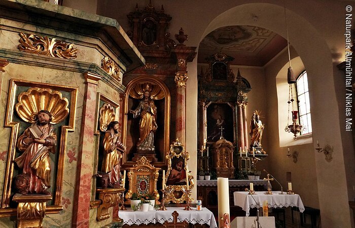 Gunzenhausen Kirche Cronheim Altar Innenansicht einer Kirche mit Altären, goldverzierten Heiligenfiguren und Kerzen auf Tischen mit weißen Tüchern