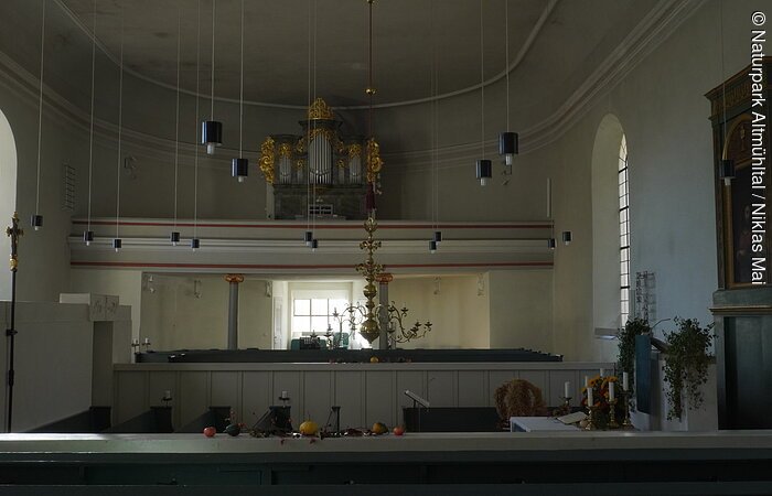 Heidenheim Burg Hohentruedingen Innenansicht Innenraum einer Kirche mit Orgel, Kronleuchter, Kerzen und Fenstern an den Seitenwänden.