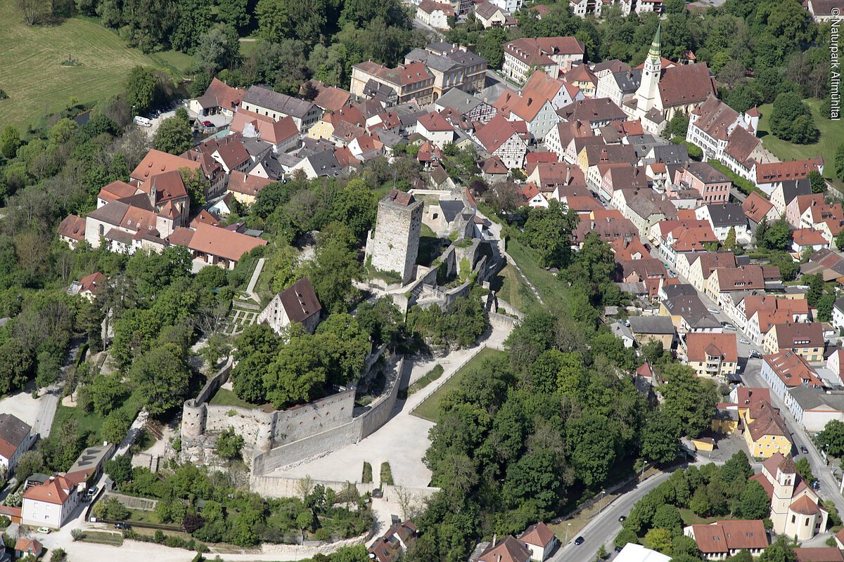 Luftaufnahme der Burg Pappenheim Die Burg Pappenheim von oben aufgenommen. Man hat einen guten Blick auf die gesamte Anlage mit Garten und Bäumen. Rechts sind auch viele Pappenheimer Häuser zu sehen.